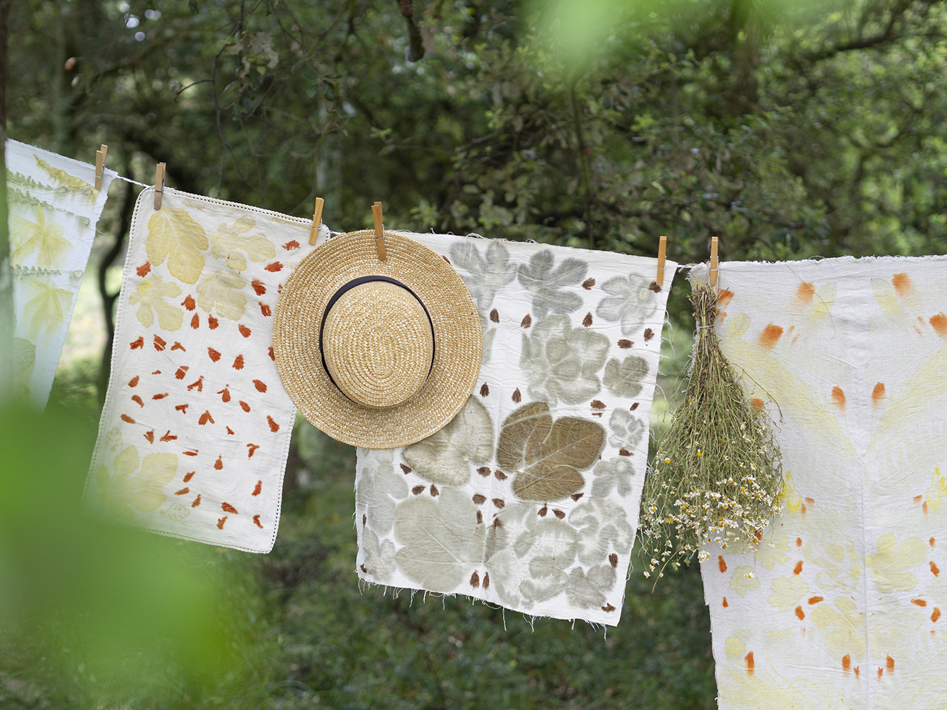 DIY Estampación botánica en tela: Técnica ecoprint con flores y plantas paso a paso1